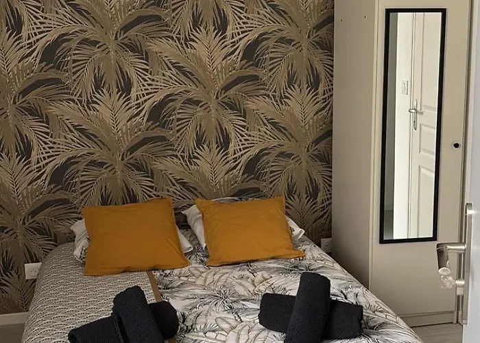 Le Peronne-2 Apartment